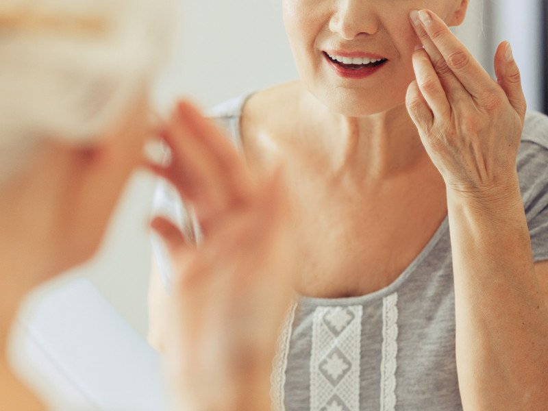 Bác sĩ đang thực hiện kỹ thuật tiêm filler để tạo hình vùng cằm