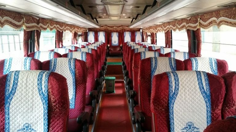 Bác tài đang kiểm tra xe trước khi khởi hành trên cung đường dài