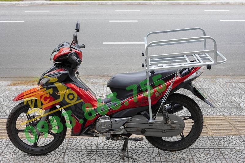 Baga chuyên dụng chở nước suối trên xe Wave, thể hiện khả năng cố định hàng hóa chuyên biệt