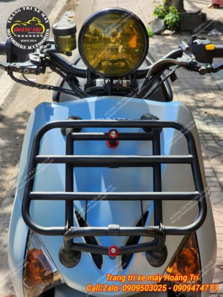 Baga trước màu đen được lắp đặt chắc chắn trên xe Lead