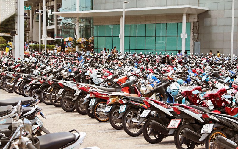 Bãi đỗ xe máy được quy hoạch khoa học với các vạch kẻ rõ ràng