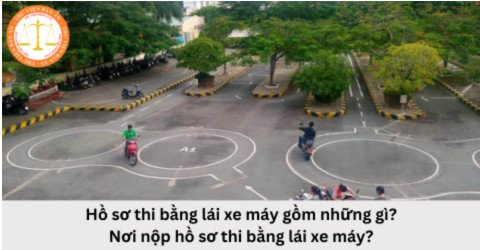 Bản sao chụp một người đang chuẩn bị hồ sơ thi bằng lái xe máy A1