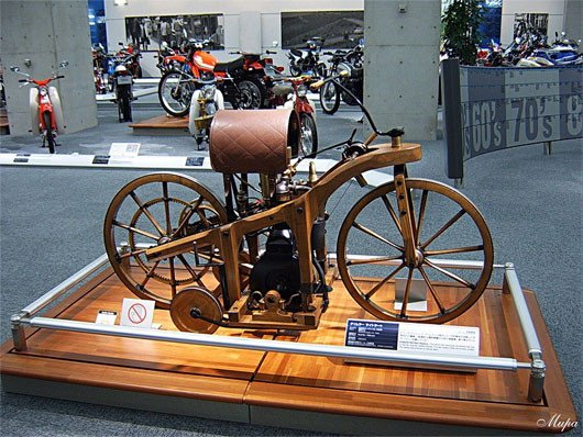 Bản sao của chiếc Reitwagen 1885, được coi là chiếc xe máy đầu tiên thế giới
