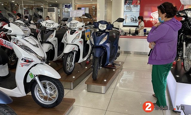 Bàn tay đang cầm chìa khóa xe máy mới