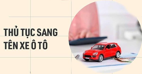 Bàn tay đặt các loại giấy tờ quan trọng lên bàn, đại diện cho việc chuẩn bị hồ sơ sang tên xe ô tô khác tỉnh