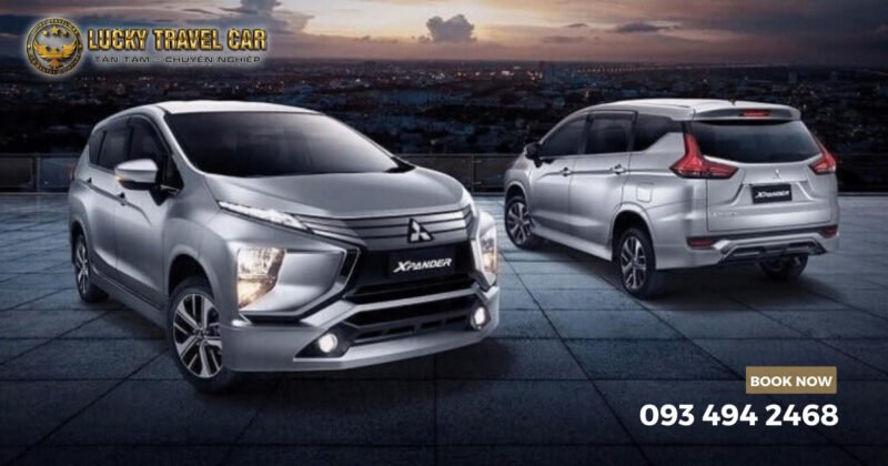 Bàn tay khách hàng ký hợp đồng thuê xe, thể hiện sự minh bạch trong giao dịch