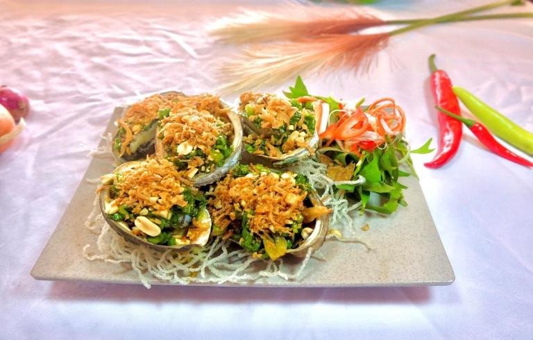 Bàn tiệc hải sản tươi ngon, hấp dẫn tại Lăng Cô