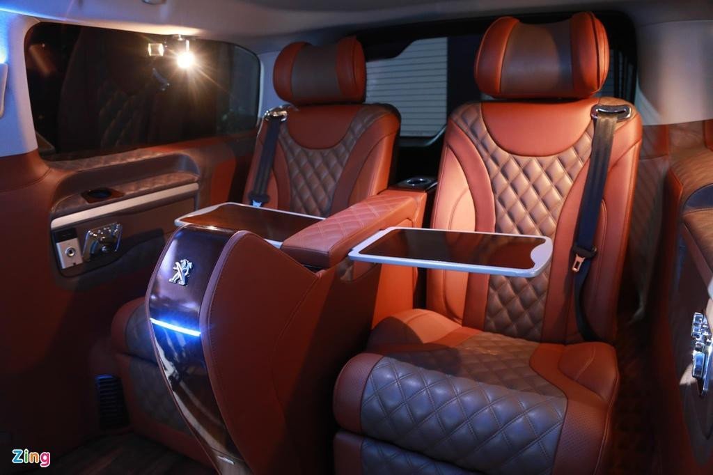 Bảng điều khiển trung tâm với màn hình cảm ứng