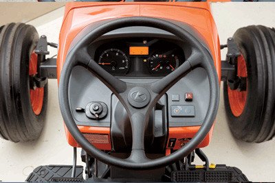 Bảng đồng hồ LCD hiện đại trên máy kéo Kubota M6040SU cung cấp thông tin chi tiết cho người lái