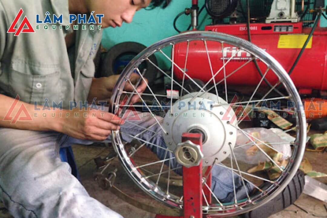 Bảng giá thay căm xe máy phụ thuộc nhiều vào loại xe và vật liệu căm