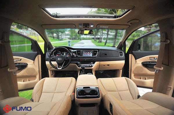 Bảng táp lô hiện đại của một chiếc xe 7 chỗ với màn hình cảm ứng lớn và các nút điều khiển trực quan