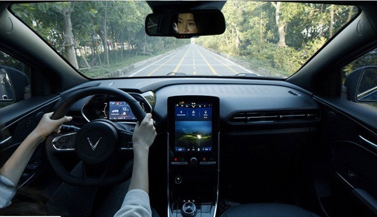 Bảng taplo hiện đại của VinFast VF e34 với màn hình trung tâm lớn