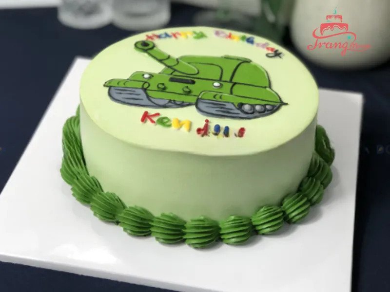 Bánh kem với nghệ thuật vẽ hình xe tăng đơn giản nhưng tinh tế trên nền kem màu xanh
