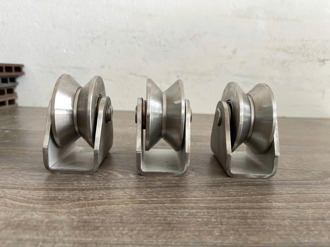 Bánh xe cổng trượt ray V làm từ inox 304 đặc nguyên khối