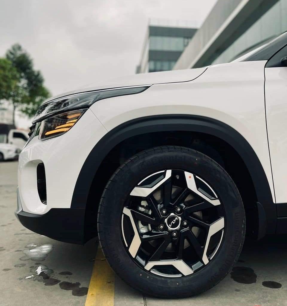 Bánh xe hợp kim đa chấu với kích thước 17 inch trang bị tiêu chuẩn trên nhiều phiên bản của xe Kia 5 chỗ