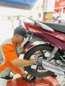 Bánh xe máy bị kẹt gây khó khăn khi di chuyển