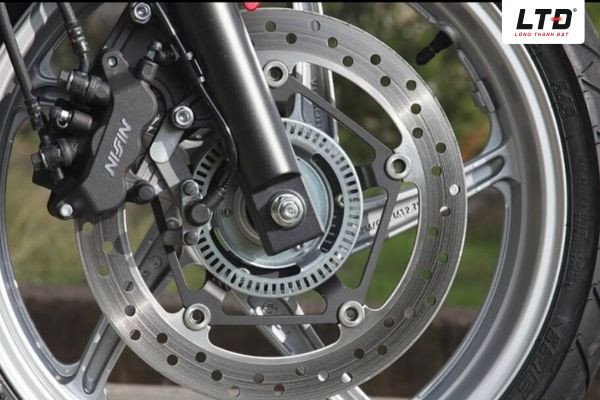 Bánh xe máy đang phanh với hệ thống ABS hoạt động