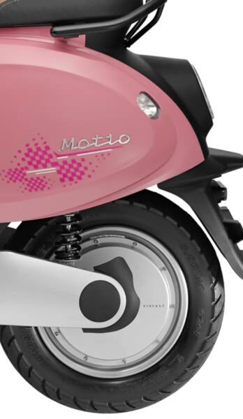 Bánh xe máy màu đen với động cơ tích hợp