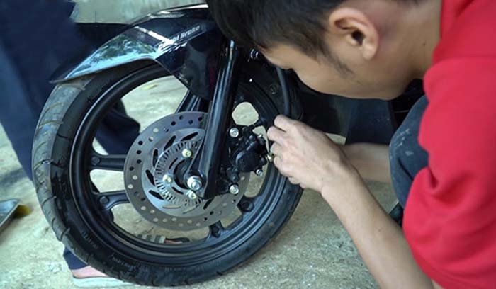 Bảo dưỡng kẹp phanh và đĩa phanh để đảm bảo hoạt động tốt