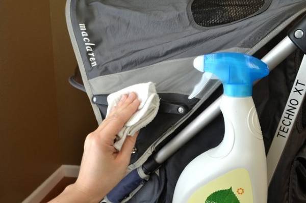 Bảo quản và vệ sinh xe đẩy ngồi định kỳ đảm bảo an toàn cho bé