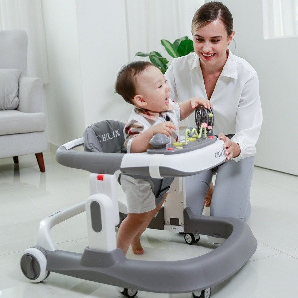 Bé đang sử dụng xe tập đi an toàn, tập giữ thăng bằng