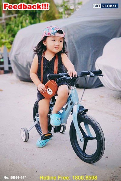 Bé đang tập trung điều khiển xe, rèn luyện phản xạ