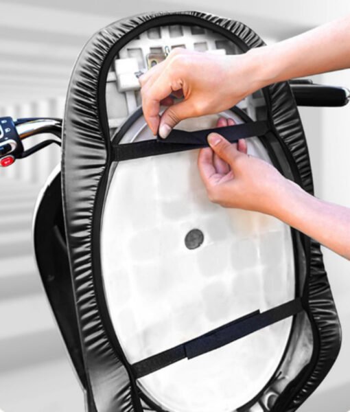 Bề mặt tấm bọc yên xe máy chất liệu giả da được may bo chun