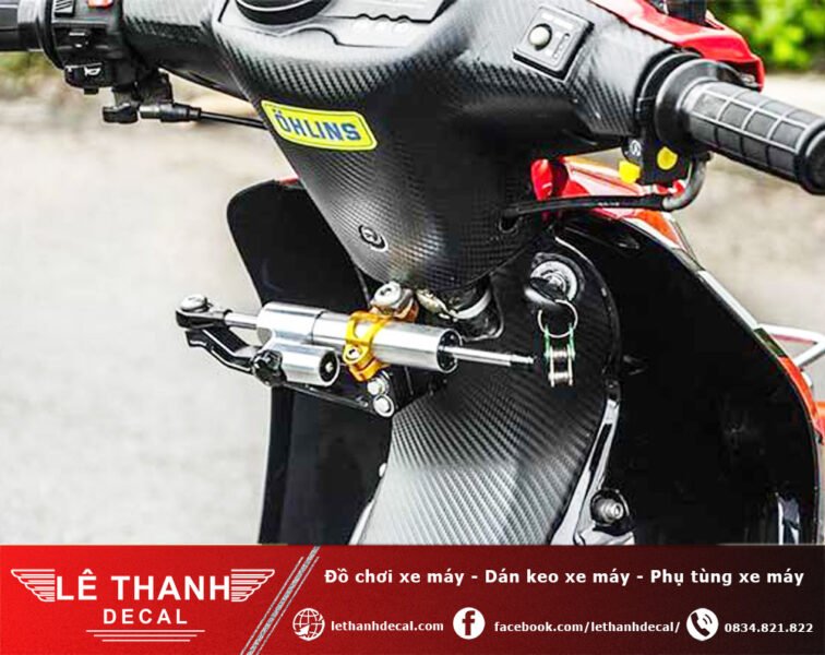Bề mặt xe máy được dán decal vân carbon 5D bóng loáng