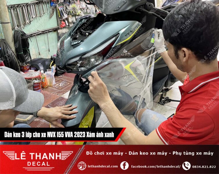 Bề mặt xe máy được dán lớp decal trong suốt bảo vệ