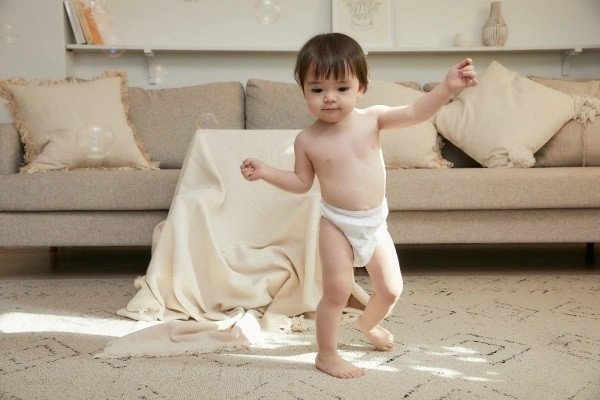 Bé thường có khả năng tự đi vững vàng sau 12-18 tháng tuổi