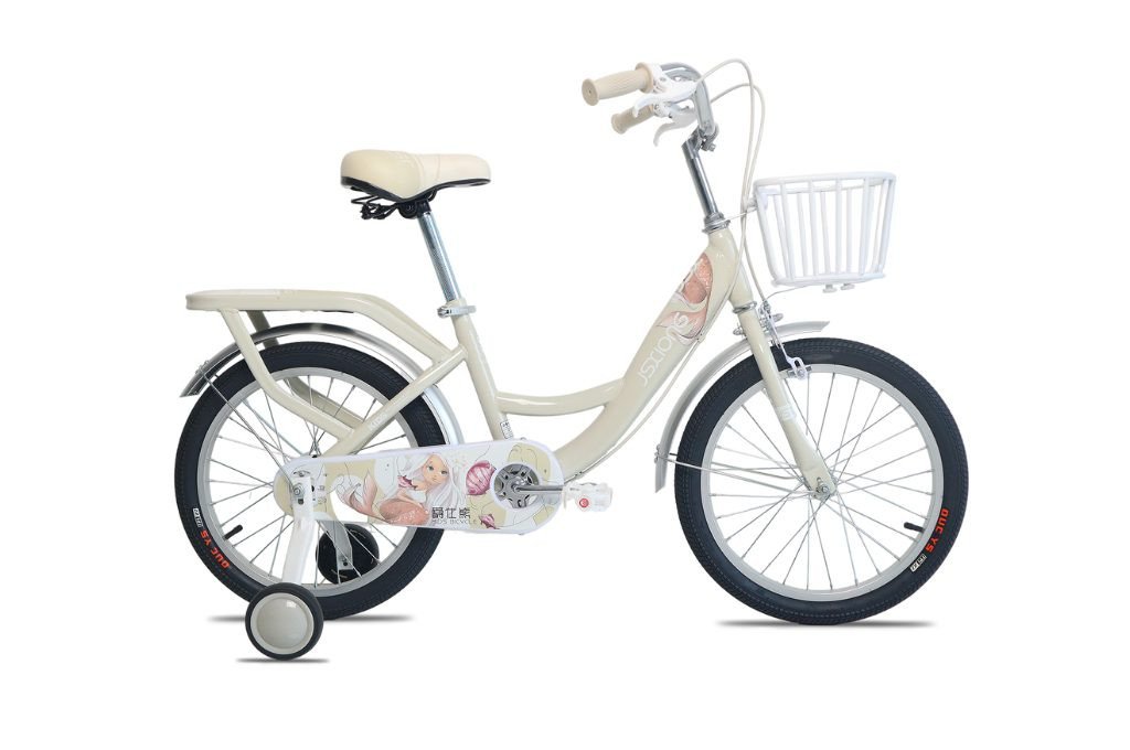 Bé tự tin đạp xe có bánh phụ, chuẩn bị chuyển sang xe hai bánh