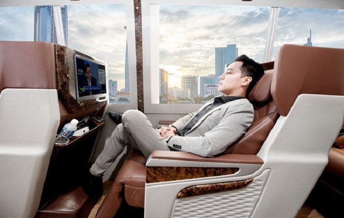 Bên ngoài chiếc xe limousine màu trắng đậu tại bến xe