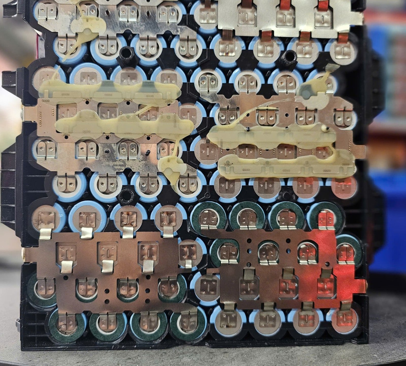 Bên trong một khối pin xe máy điện VinFast Ludo đang được bảo dưỡng