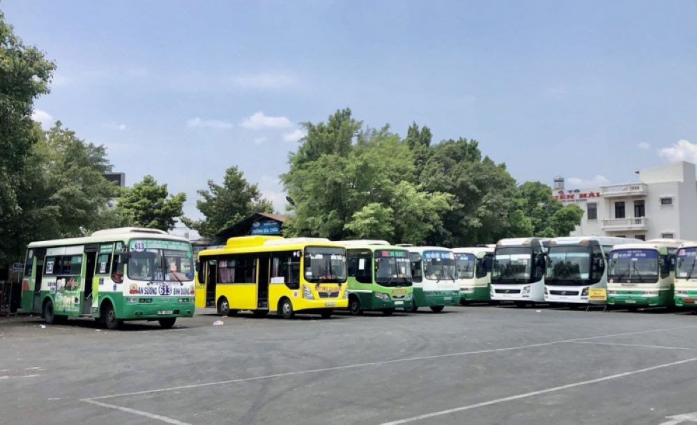 Bến xe có nhiều tuyến xe khách liên tỉnh hoạt động nhộn nhịp