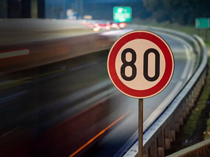Biển báo giới hạn tốc độ xe máy trên đường