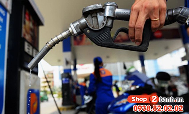 Biker đang lái xe máy trên đường cao tốc với tốc độ ổn định