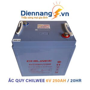 Bình ắc quy xe nâng điện công nghiệp với các thông số kỹ thuật được in rõ ràng trên thân bình