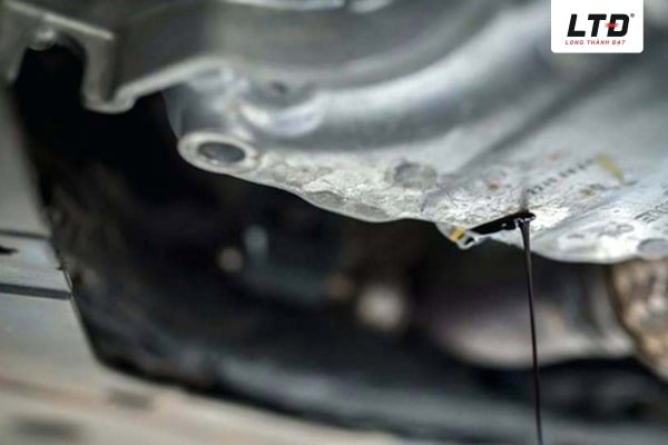 Bình dầu động cơ xe máy bị chảy