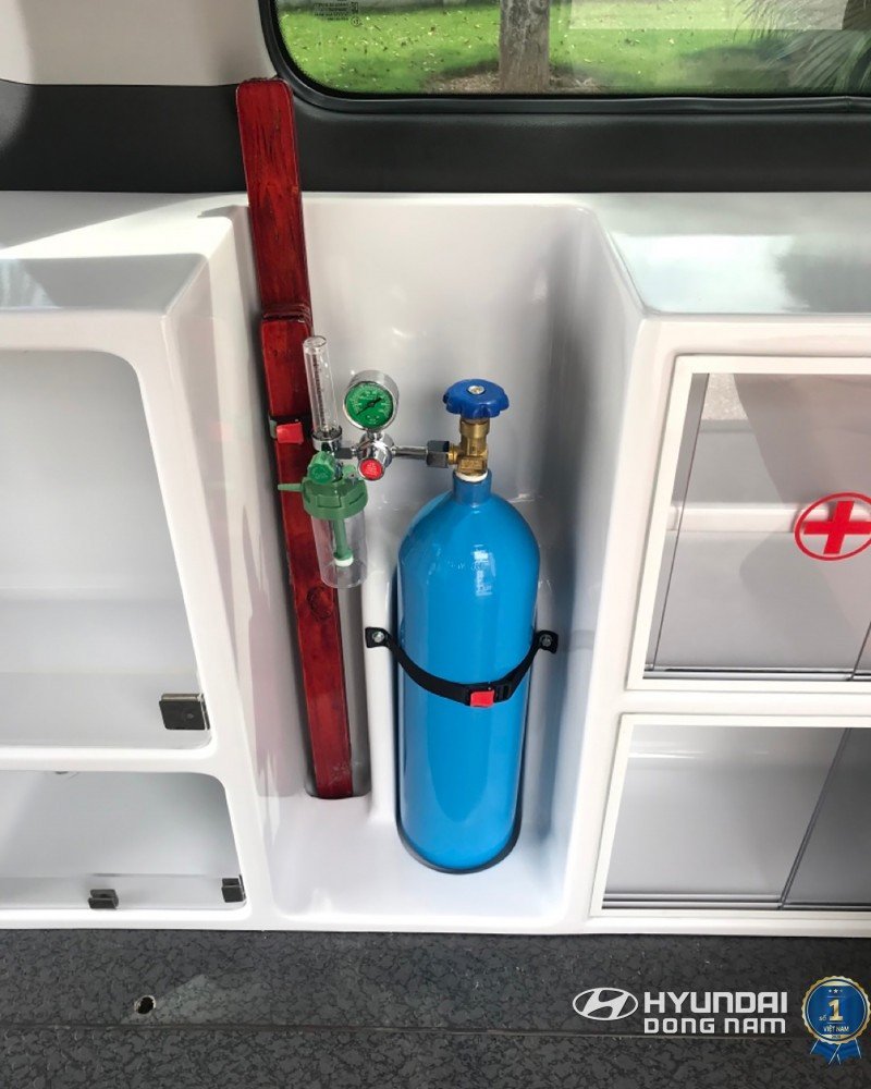 Bình oxy và các móc treo dịch truyền được trang bị sẵn sàng cho công tác cấp cứu