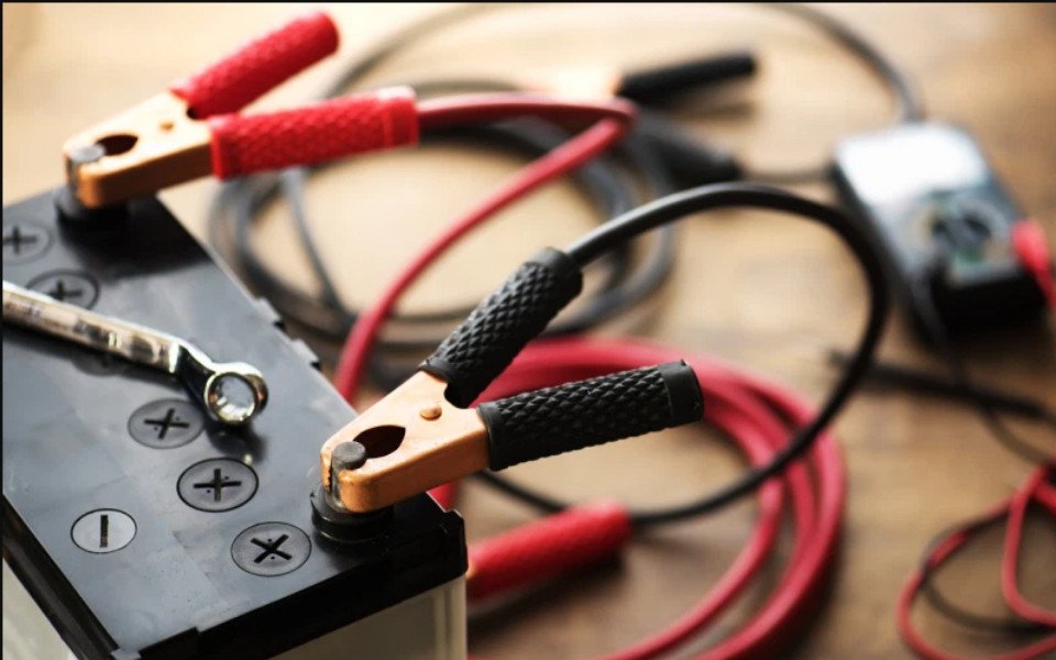 Bộ sạc điện chuyên dụng đang được kết nối với ắc quy xe máy