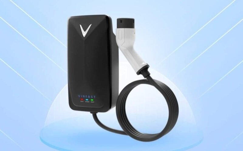 Bộ sạc treo tường AC 7.4 kW của VinFast đang được lắp đặt