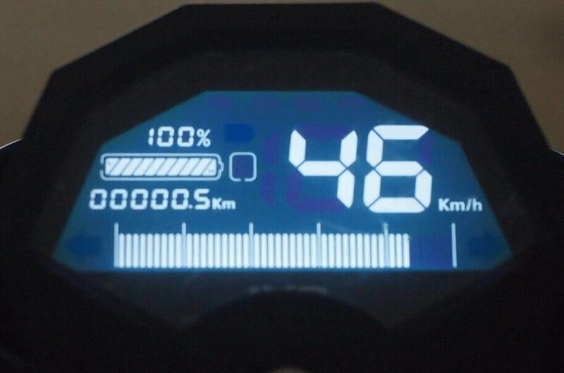 Bộ sạc xe đạp điện đang được kết nối với xe