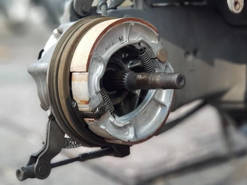 Bố thắng đùm xe máy đang được lắp đặt vào cụm phanh