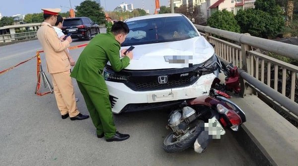 Bồi thường thiệt hại sau tai nạn xe máy đâm ô tô, cần dựa trên chứng cứ và mức độ lỗi