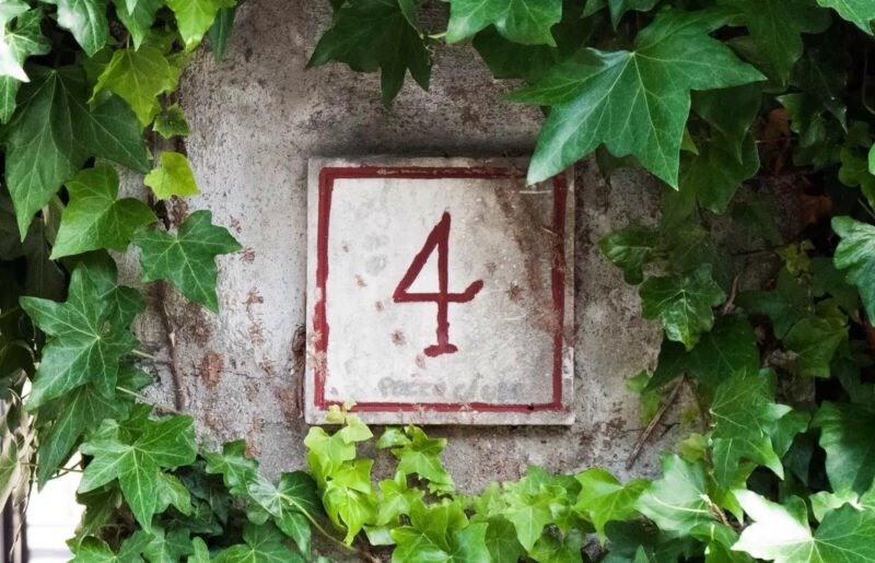 Bốn mùa trong năm tượng trưng cho sự ổn định của số 4