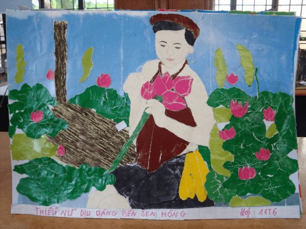 Bức tranh xé dán phụ nữ Việt bên hoa sen rất đặc sắc mà bạn có thể tự làm đơn giản