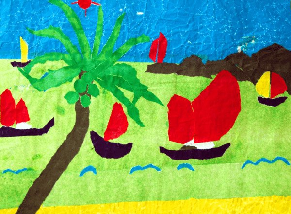 Bức tranh xé dán thuyền trên biển với những nét xé hồn nhiên mang nhiều màu sắc tươi sáng