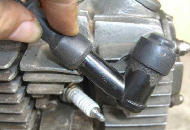 Bugi xe máy bị muội than bám dày đặc khiến xe đề không nổ