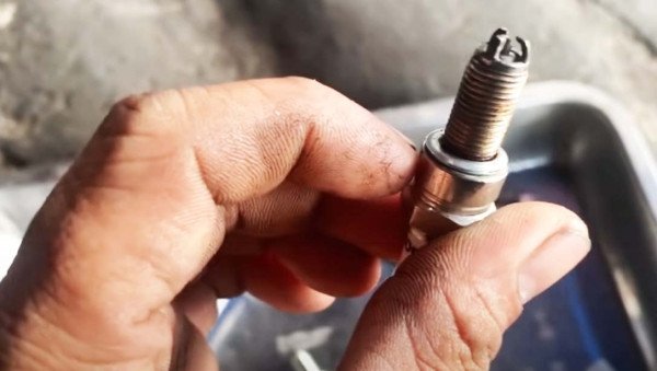 Bugi xe máy cần được kiểm tra và thay thế sau một quãng đường nhất định để duy trì hiệu suất động cơ