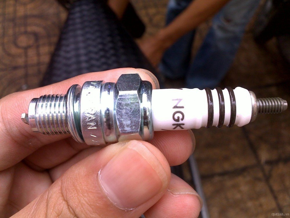 Bugi xe máy là bộ phận quan trọng trong việc đánh lửa